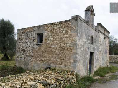 La chiesa di San Pietro si trova invece sulla strada provinciale 92 che da Modugno conduce a Bitritto